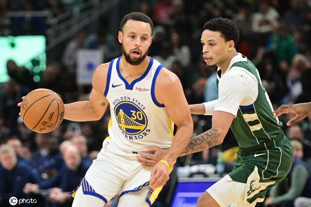 库里空砍27分字母伤停 罗林斯32+8勇士爆冷负雄鹿